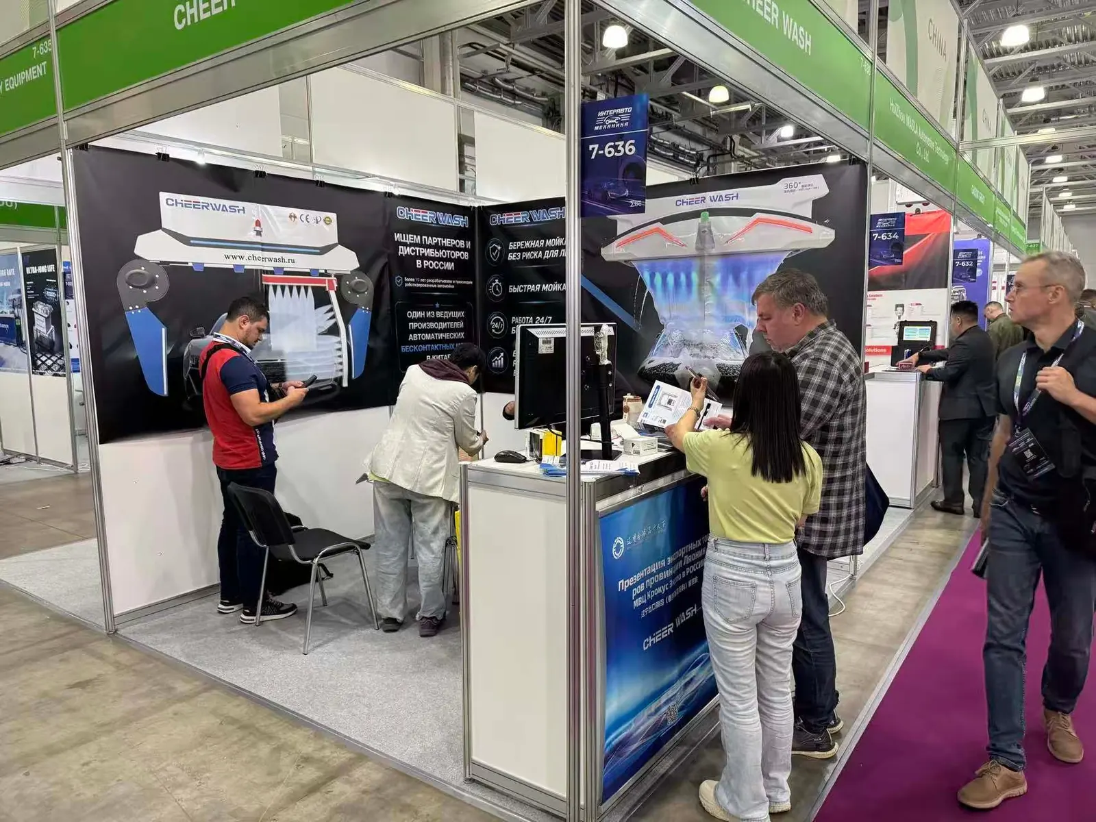 Посетители стенда CHEERWASH на выставке InterAutoMechanica Moscow 2026